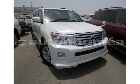 Acheter Import Voiture Toyota Land Cruiser Blanc à Import - Dubai, Iles Acheter Import Voiture Toyota Land Cruiser Blanc à Import - Dubai, Iles