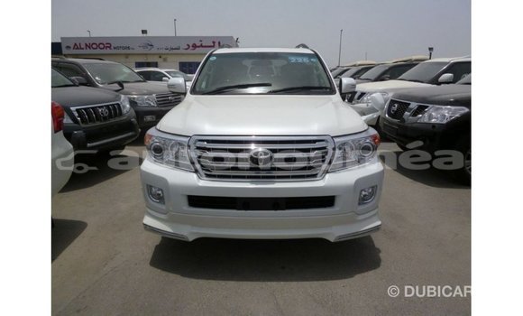 Acheter Import Voiture Toyota Land Cruiser Blanc à Import - Dubai, Iles Acheter Import Voiture Toyota Land Cruiser Blanc à Import - Dubai, Iles