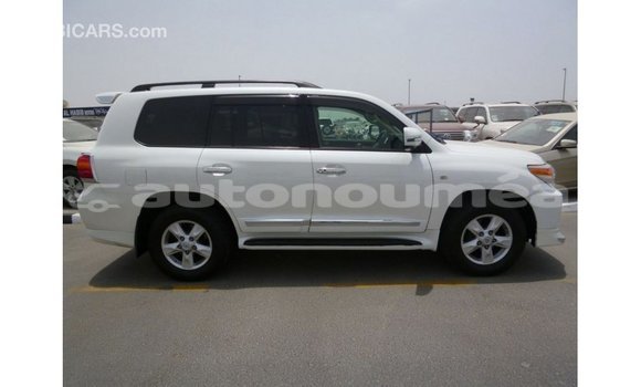 Acheter Import Voiture Toyota Land Cruiser Blanc à Import - Dubai, Iles Acheter Import Voiture Toyota Land Cruiser Blanc à Import - Dubai, Iles