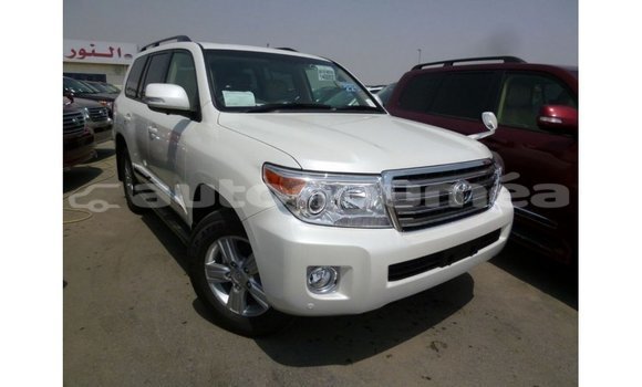 Acheter Import Voiture Toyota Land Cruiser Blanc à Import - Dubai, Iles Acheter Import Voiture Toyota Land Cruiser Blanc à Import - Dubai, Iles