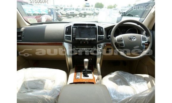 Acheter Import Voiture Toyota Land Cruiser Blanc à Import - Dubai, Iles Acheter Import Voiture Toyota Land Cruiser Blanc à Import - Dubai, Iles