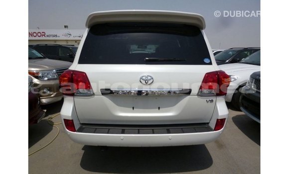 Acheter Import Voiture Toyota Land Cruiser Blanc à Import - Dubai, Iles Acheter Import Voiture Toyota Land Cruiser Blanc à Import - Dubai, Iles
