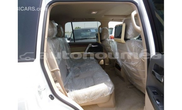 Acheter Import Voiture Toyota Land Cruiser Blanc à Import - Dubai, Iles Acheter Import Voiture Toyota Land Cruiser Blanc à Import - Dubai, Iles
