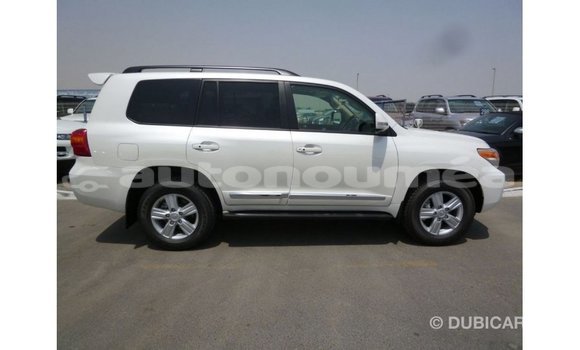 Acheter Import Voiture Toyota Land Cruiser Blanc à Import - Dubai, Iles Acheter Import Voiture Toyota Land Cruiser Blanc à Import - Dubai, Iles