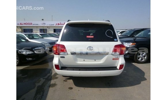 Acheter Import Voiture Toyota Land Cruiser Blanc à Import - Dubai, Iles Acheter Import Voiture Toyota Land Cruiser Blanc à Import - Dubai, Iles