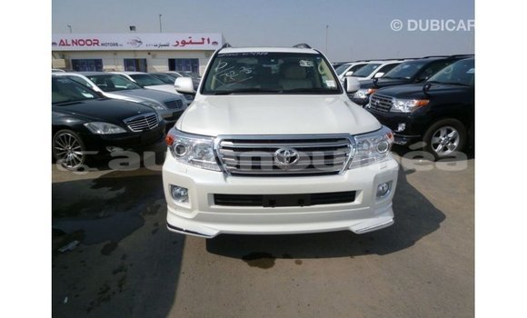 Acheter Import Voiture Toyota Land Cruiser Blanc à Import - Dubai, Iles Acheter Import Voiture Toyota Land Cruiser Blanc à Import - Dubai, Iles