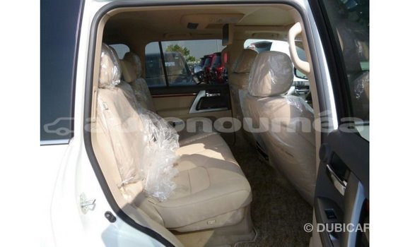 Acheter Import Voiture Toyota Land Cruiser Blanc à Import - Dubai, Iles Acheter Import Voiture Toyota Land Cruiser Blanc à Import - Dubai, Iles