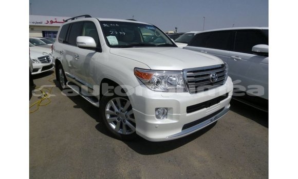 Acheter Import Voiture Toyota Land Cruiser Blanc à Import - Dubai, Iles Acheter Import Voiture Toyota Land Cruiser Blanc à Import - Dubai, Iles