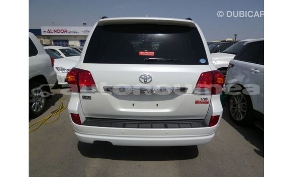 Acheter Import Voiture Toyota Land Cruiser Blanc à Import - Dubai, Iles Acheter Import Voiture Toyota Land Cruiser Blanc à Import - Dubai, Iles