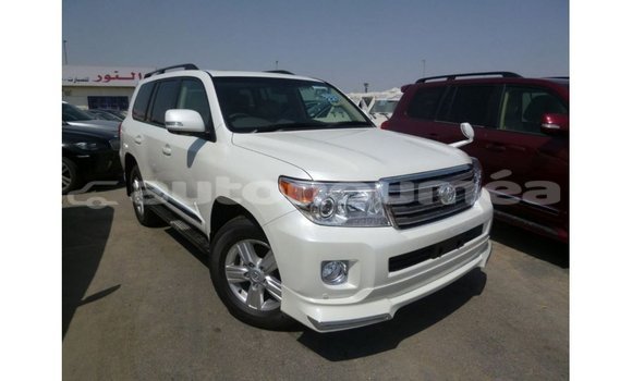 Acheter Import Voiture Toyota Land Cruiser Blanc à Import - Dubai, Iles Acheter Import Voiture Toyota Land Cruiser Blanc à Import - Dubai, Iles