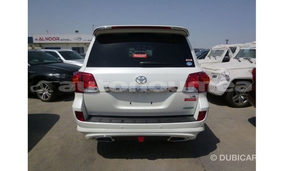 Acheter Import Voiture Toyota Land Cruiser Blanc à Import - Dubai, Iles Acheter Import Voiture Toyota Land Cruiser Blanc à Import - Dubai, Iles