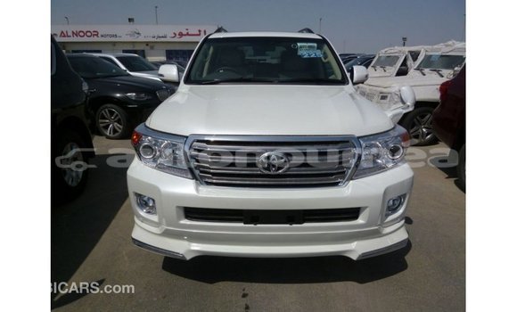 Acheter Import Voiture Toyota Land Cruiser Blanc à Import - Dubai, Iles Acheter Import Voiture Toyota Land Cruiser Blanc à Import - Dubai, Iles