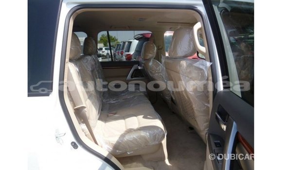 Acheter Import Voiture Toyota Land Cruiser Blanc à Import - Dubai, Iles Acheter Import Voiture Toyota Land Cruiser Blanc à Import - Dubai, Iles