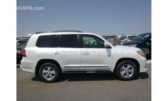 Acheter Import Voiture Toyota Land Cruiser Blanc à Import - Dubai, Iles Acheter Import Voiture Toyota Land Cruiser Blanc à Import - Dubai, Iles