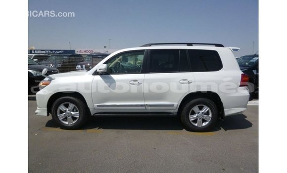 Acheter Import Voiture Toyota Land Cruiser Blanc à Import - Dubai, Iles Acheter Import Voiture Toyota Land Cruiser Blanc à Import - Dubai, Iles