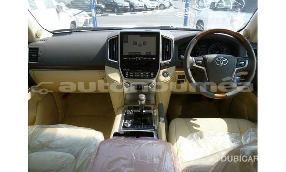 Acheter Import Voiture Toyota Land Cruiser Blanc à Import - Dubai, Iles Acheter Import Voiture Toyota Land Cruiser Blanc à Import - Dubai, Iles