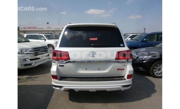 Acheter Import Voiture Toyota Land Cruiser Blanc à Import - Dubai, Iles Acheter Import Voiture Toyota Land Cruiser Blanc à Import - Dubai, Iles