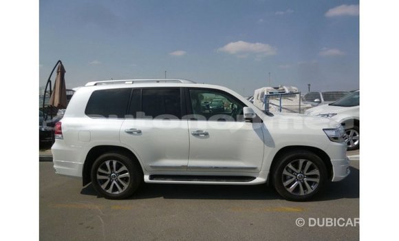 Acheter Import Voiture Toyota Land Cruiser Blanc à Import - Dubai, Iles Acheter Import Voiture Toyota Land Cruiser Blanc à Import - Dubai, Iles