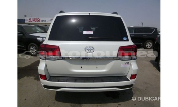 Acheter Import Voiture Toyota Land Cruiser Blanc à Import - Dubai, Iles Acheter Import Voiture Toyota Land Cruiser Blanc à Import - Dubai, Iles