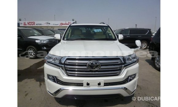 Acheter Import Voiture Toyota Land Cruiser Blanc à Import - Dubai, Iles Acheter Import Voiture Toyota Land Cruiser Blanc à Import - Dubai, Iles