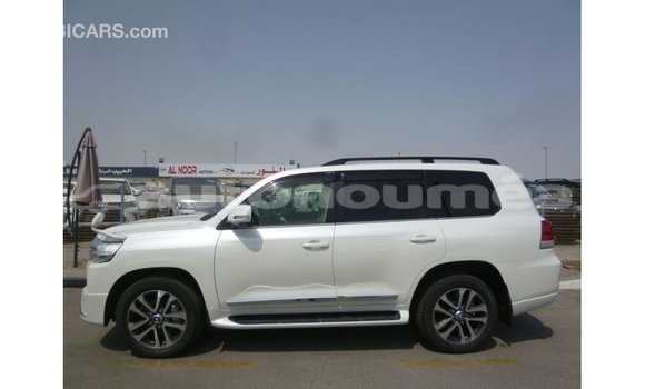 Acheter Import Voiture Toyota Land Cruiser Blanc à Import - Dubai, Iles Acheter Import Voiture Toyota Land Cruiser Blanc à Import - Dubai, Iles