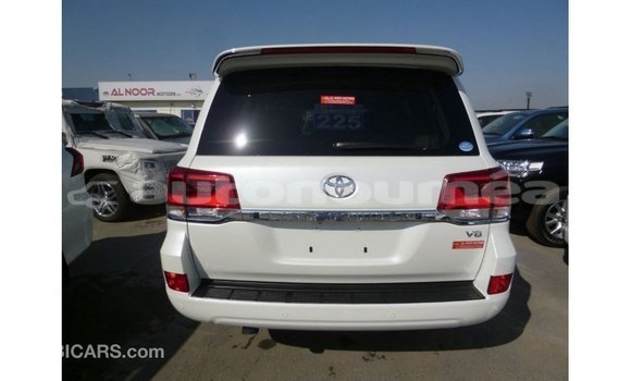 Acheter Import Voiture Toyota Land Cruiser Blanc à Import - Dubai, Iles Acheter Import Voiture Toyota Land Cruiser Blanc à Import - Dubai, Iles
