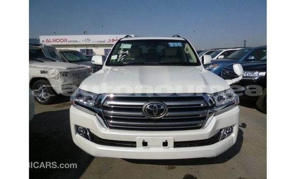 Acheter Import Voiture Toyota Land Cruiser Blanc à Import - Dubai, Iles Acheter Import Voiture Toyota Land Cruiser Blanc à Import - Dubai, Iles