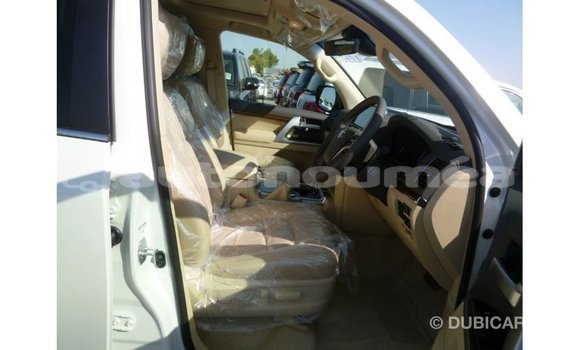 Acheter Import Voiture Toyota Land Cruiser Blanc à Import - Dubai, Iles Acheter Import Voiture Toyota Land Cruiser Blanc à Import - Dubai, Iles