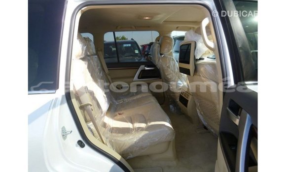 Acheter Import Voiture Toyota Land Cruiser Blanc à Import - Dubai, Iles Acheter Import Voiture Toyota Land Cruiser Blanc à Import - Dubai, Iles