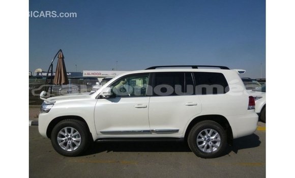 Acheter Import Voiture Toyota Land Cruiser Blanc à Import - Dubai, Iles Acheter Import Voiture Toyota Land Cruiser Blanc à Import - Dubai, Iles