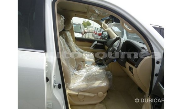 Acheter Import Voiture Toyota Land Cruiser Blanc à Import - Dubai, Iles Acheter Import Voiture Toyota Land Cruiser Blanc à Import - Dubai, Iles