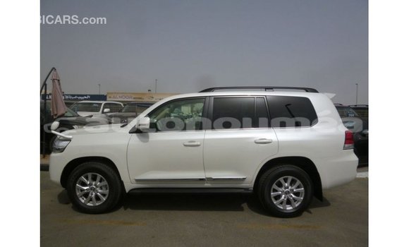 Acheter Import Voiture Toyota Land Cruiser Blanc à Import - Dubai, Iles Acheter Import Voiture Toyota Land Cruiser Blanc à Import - Dubai, Iles