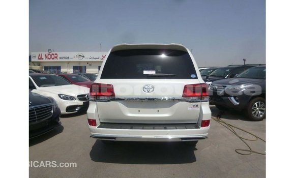 Acheter Import Voiture Toyota Land Cruiser Blanc à Import - Dubai, Iles Acheter Import Voiture Toyota Land Cruiser Blanc à Import - Dubai, Iles