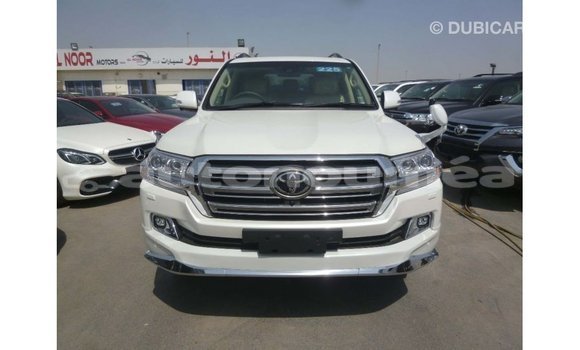 Acheter Import Voiture Toyota Land Cruiser Blanc à Import - Dubai, Iles Acheter Import Voiture Toyota Land Cruiser Blanc à Import - Dubai, Iles