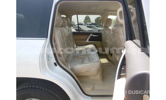 Acheter Import Voiture Toyota Land Cruiser Blanc à Import - Dubai, Iles Acheter Import Voiture Toyota Land Cruiser Blanc à Import - Dubai, Iles