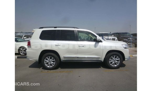 Acheter Import Voiture Toyota Land Cruiser Blanc à Import - Dubai, Iles Acheter Import Voiture Toyota Land Cruiser Blanc à Import - Dubai, Iles