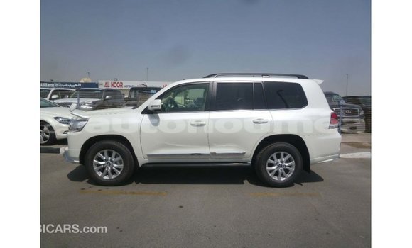 Acheter Import Voiture Toyota Land Cruiser Blanc à Import - Dubai, Iles Acheter Import Voiture Toyota Land Cruiser Blanc à Import - Dubai, Iles