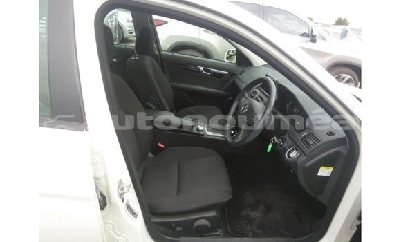 Acheter Import Voiture Mercedes-Benz 200 Blanc à Import - Dubai, Iles Acheter Import Voiture Mercedes-Benz 200 Blanc à Import - Dubai, Iles