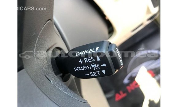 Acheter Import Voiture Toyota Prado Blanc à Import - Dubai, Iles Acheter Import Voiture Toyota Prado Blanc à Import - Dubai, Iles