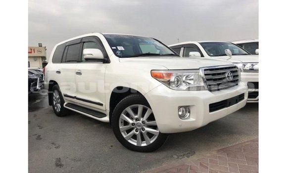 Buy Import Toyota Land Cruiser White Car in Import - Dubai in Iles Buy Import Toyota Land Cruiser White Car in Import - Dubai in Iles