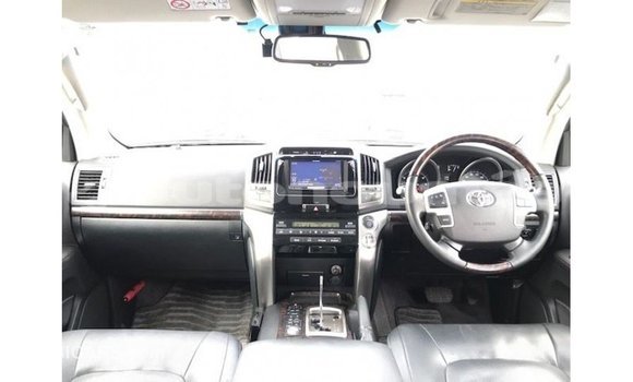 Buy Import Toyota Land Cruiser White Car in Import - Dubai in Iles Buy Import Toyota Land Cruiser White Car in Import - Dubai in Iles