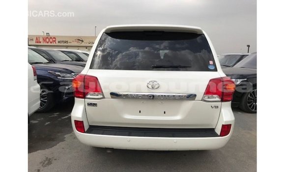 Buy Import Toyota Land Cruiser White Car in Import - Dubai in Iles Buy Import Toyota Land Cruiser White Car in Import - Dubai in Iles