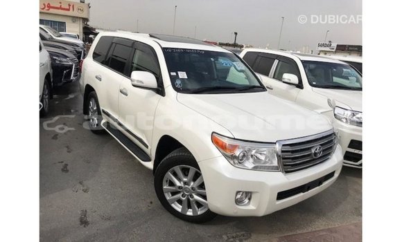 Buy Import Toyota Land Cruiser White Car in Import - Dubai in Iles Buy Import Toyota Land Cruiser White Car in Import - Dubai in Iles