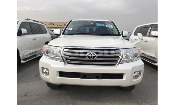 Buy Import Toyota Land Cruiser White Car in Import - Dubai in Iles Buy Import Toyota Land Cruiser White Car in Import - Dubai in Iles