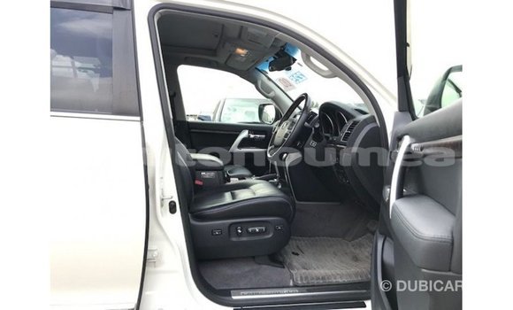 Buy Import Toyota Land Cruiser White Car in Import - Dubai in Iles Buy Import Toyota Land Cruiser White Car in Import - Dubai in Iles