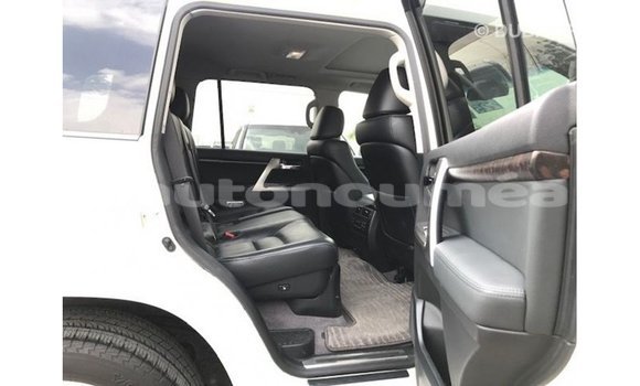 Buy Import Toyota Land Cruiser White Car in Import - Dubai in Iles Buy Import Toyota Land Cruiser White Car in Import - Dubai in Iles