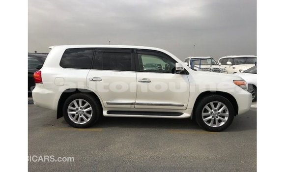 Buy Import Toyota Land Cruiser White Car in Import - Dubai in Iles Buy Import Toyota Land Cruiser White Car in Import - Dubai in Iles