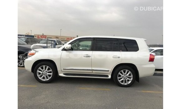 Buy Import Toyota Land Cruiser White Car in Import - Dubai in Iles Buy Import Toyota Land Cruiser White Car in Import - Dubai in Iles