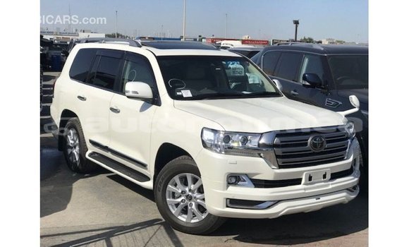 Acheter Import Voiture Toyota Land Cruiser Blanc à Import - Dubai, Iles Acheter Import Voiture Toyota Land Cruiser Blanc à Import - Dubai, Iles