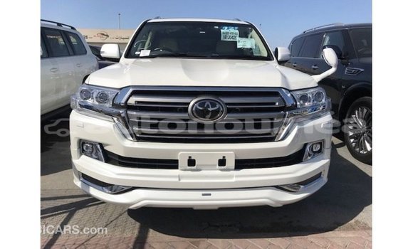 Acheter Import Voiture Toyota Land Cruiser Blanc à Import - Dubai, Iles Acheter Import Voiture Toyota Land Cruiser Blanc à Import - Dubai, Iles